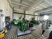 Historische Maschinenhalle mit grünen Pumpen bei der Projektfahrt nach Prag