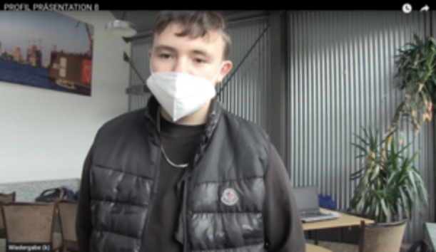 Schüler mit FFP2-Maske stellt das Profil Lernen am Wasser vor