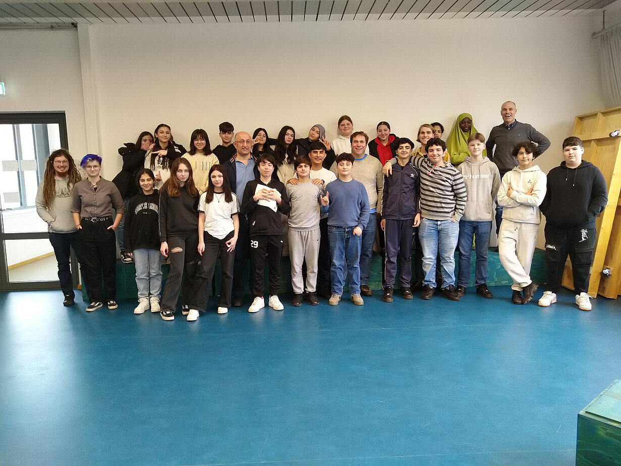 Gruppenfoto der Klassensprecher des Jahrgangs 8 mit den Politikern