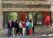 Jury des Deutschen Schulpreises vor dem Schriftzug STS Wilhelmsburg