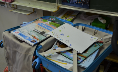 Geöffneter blauer Bücherkoffer mit mehrsprachigen Kinderbüchern