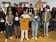 Siegerinnen und Sieger des Mathewettbewerbs im Jahrgang 8 mit Urkunden