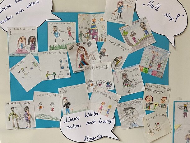 Plakat der Klasse 1a mit Zeichnungen und Sprechblase „Deine Wörter machen mich traurig“