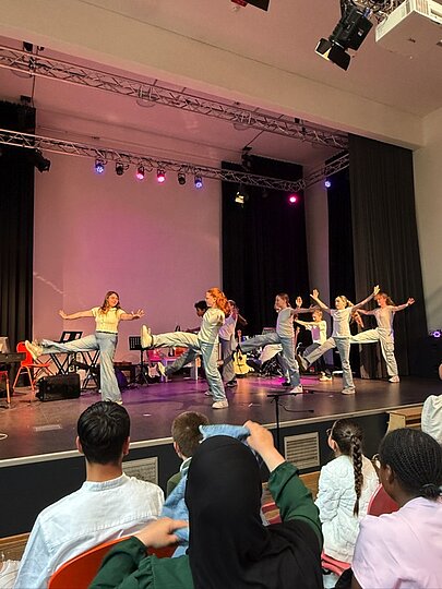 Tanzgruppe auf der Bühne beim Sommerfest