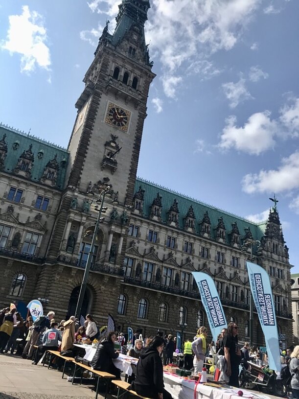 Lange Tafel der Demokratie und Vielfalt vor dem Hamburger Rathaus