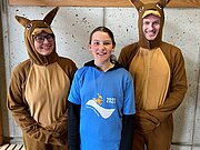 Katja Schlünzen und Marvin Deutschländer im Kängurukostüm mit Schulbester Emma Küchemüller
