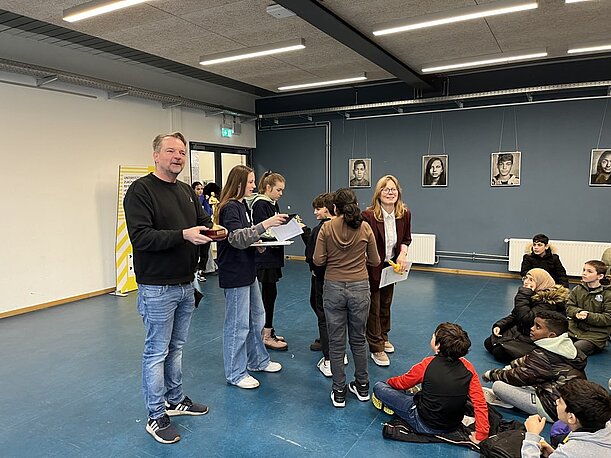 Sven Wagner, Katja Schlünzen und Schülerinnen verteilen Urkunden beim Mathe-Oscar
