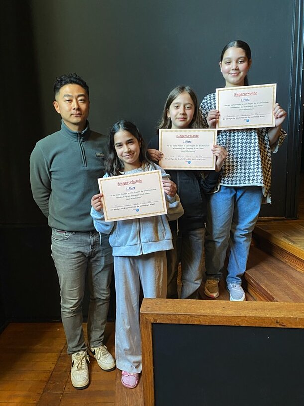 Siegerinnen Jahrgang 5 mit Urkunden und Klassenlehrer Dr. Kun Zhang