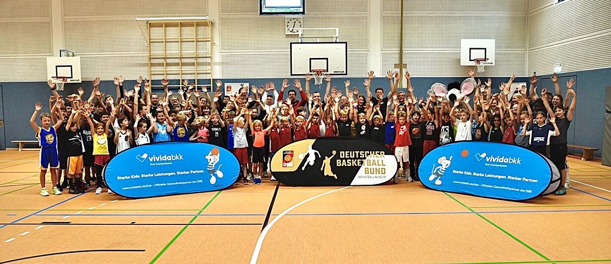 Kinder jubeln in der Sporthalle beim Minifestival zum Basketball-Supercup