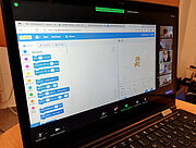 Laptop zeigt Scratch-Programmierung und Videokonferenz der Hackerschool