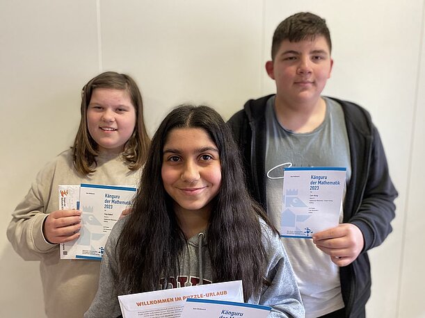 Jahrgangsbeste Klasse 7 Finja Babert, Ece Sahin und Cem Aktug mit Känguru-Urkunden