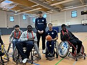 Rollstuhlbasketballer der BG Baskets mit Schülern in Sportrollstühlen
