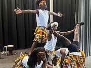 Tänzer der NAFSI-Tanzgruppe zeigen Akrobatik in afrikanischen Kostümen