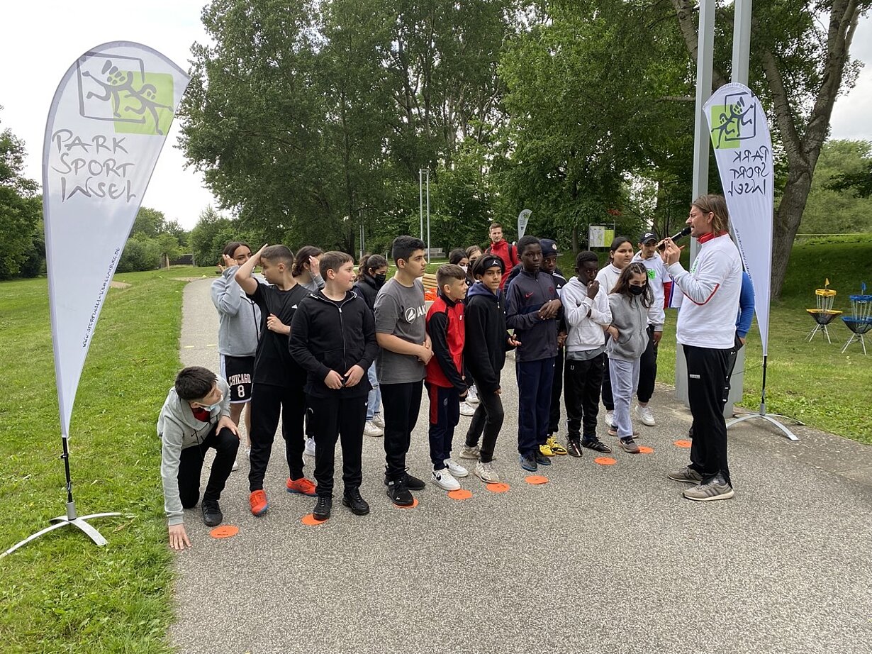 Schülergruppe beim Start von „fit in die Ferien“ im Park Sport Insel