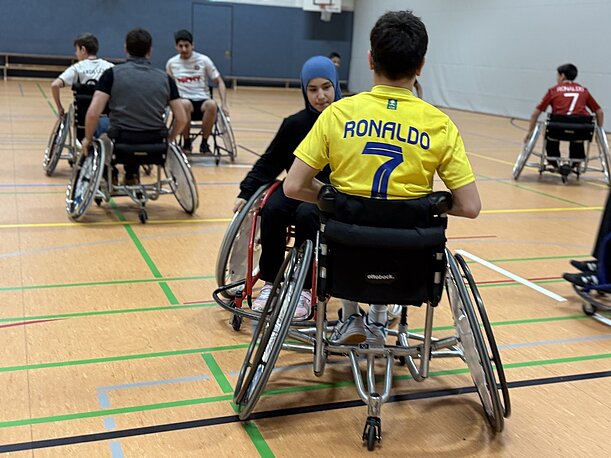 Schülerinnen und Schüler spielen Rollstuhlbasketball beim Aurubis Inklusionstag