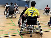 Schülerinnen und Schüler spielen Rollstuhlbasketball beim Aurubis Inklusionstag