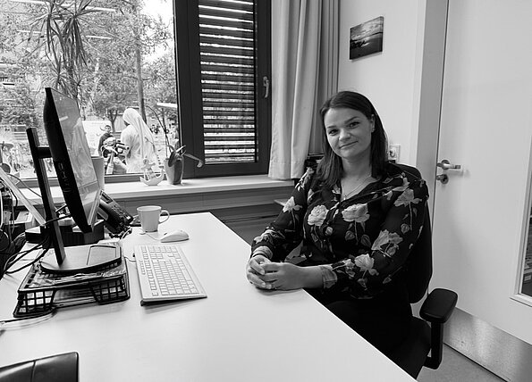 Frau Pino Montera vom Schulbüro am Schreibtisch, Schwarz-Weiß-Foto