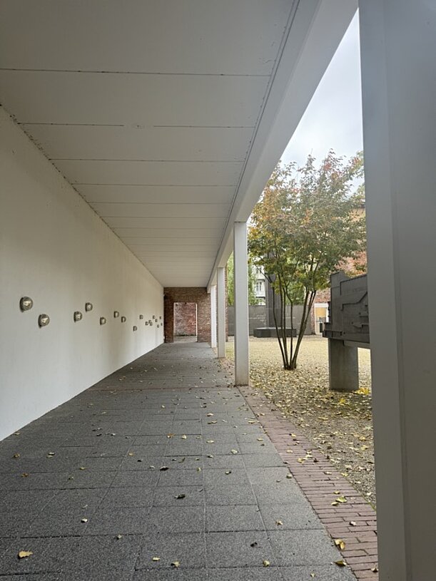 Überdachter Gang am Innenhof des Theaters in Amsterdam