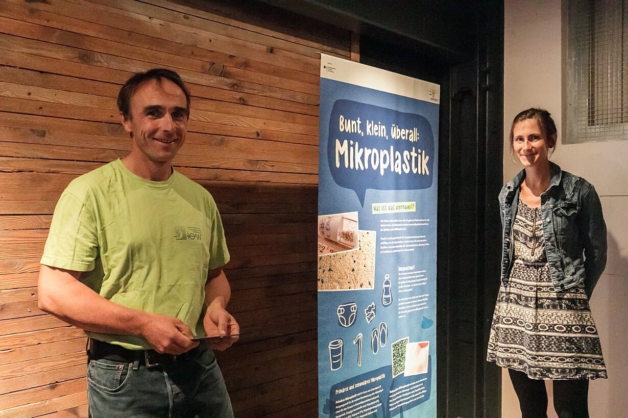 Zwei Personen neben Ausstellungstafel „Mikroplastik“ im Internationalen Maritimen Museum