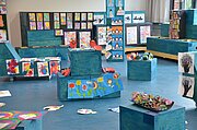 Kunstausstellung der Vorschule mit bunten Bildern und Skulpturen