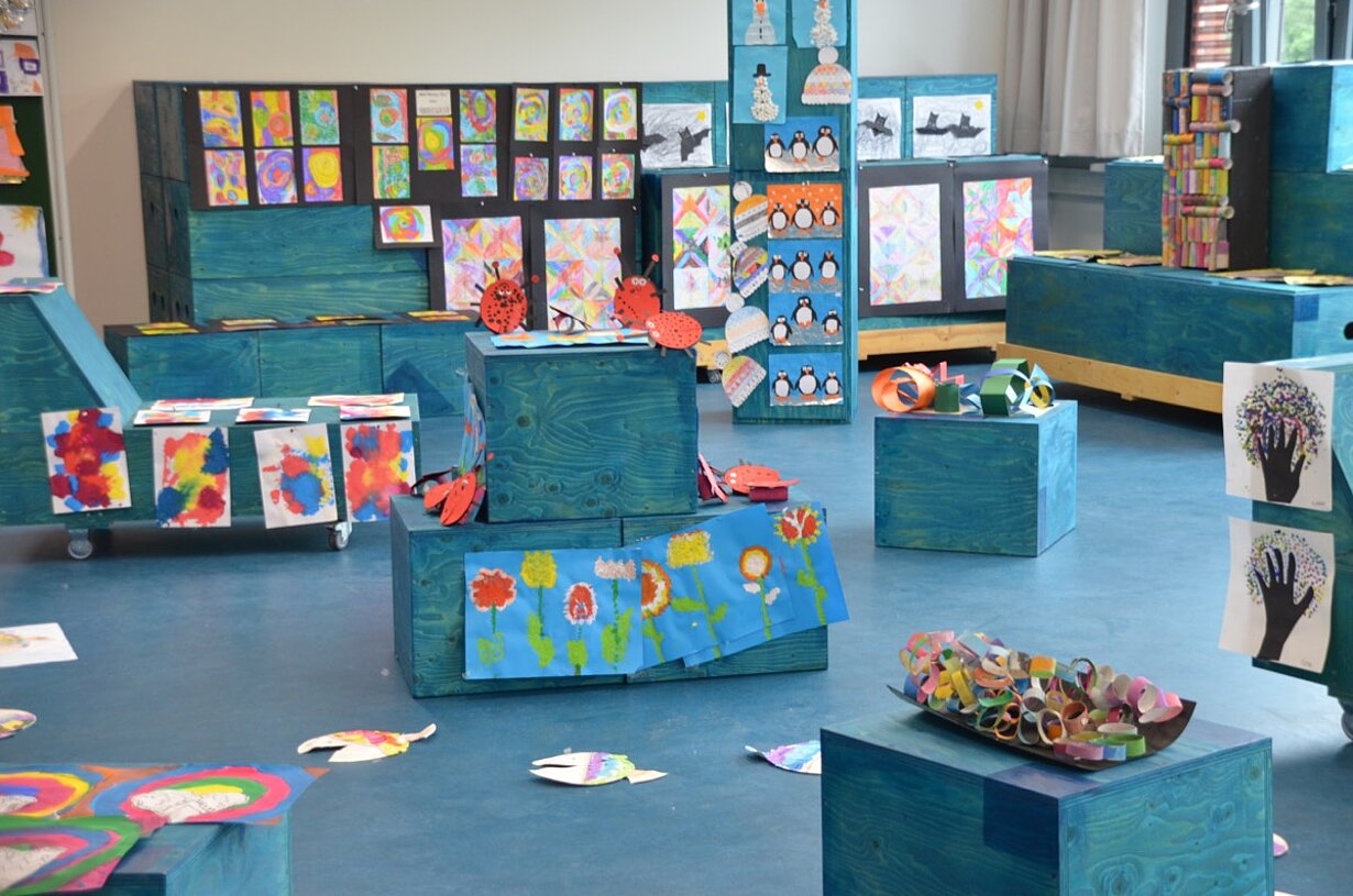 Kunstausstellung der Vorschule mit bunten Bildern und Skulpturen