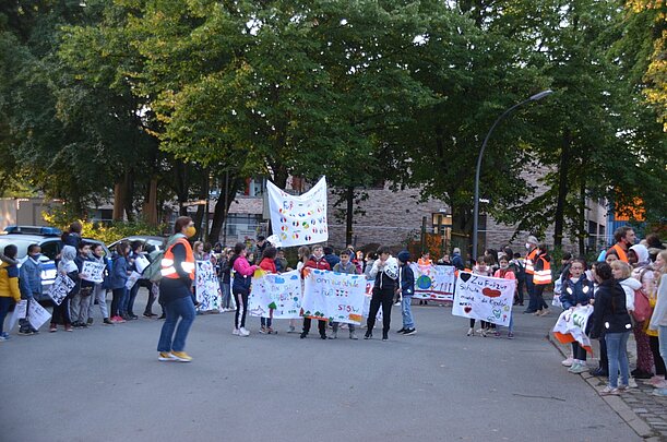 Kundgebung von Grundschulkindern mit Transparenten auf der Straße