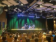 Akrobatikaufführung der Nablus Circus School vor Publikum im Bürgerhaus Wilhelmsburg
