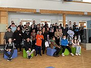 Große Gruppe von Teilnehmenden am Känguru-Wettbewerb im Forum