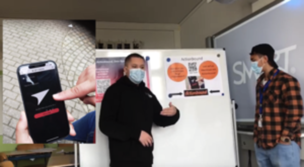 Schüler präsentieren Actionbound-App am Whiteboard