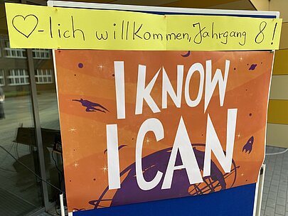 Plakat „I know I can“ mit Begrüßung „Herzlich willkommen, Jahrgang 8“