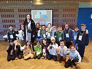 Gruppenfoto der Klasse 1c mit Lehrerin beim Aktionstag der Forscherwoche