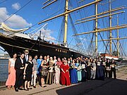 Gruppenfoto des Abiturjahrgangs 2025 vor der Viermastbark Peking