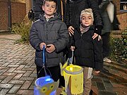 Efe und Yunus mit ihren Müttern und leuchtenden Laternen