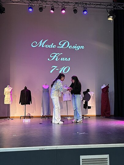 Modenschau auf der Bühne: „Mode Design Kurs 7–10“