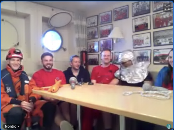 Videocall: Jan von Team Nordic zeigt die Feuerschutzausrüstung