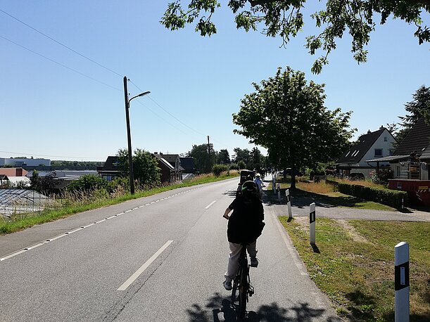 Radfahrer auf einer Landstraße bei der Schulfahrradtour