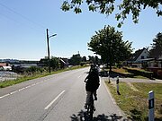 Radfahrer auf einer Landstraße bei der Schulfahrradtour