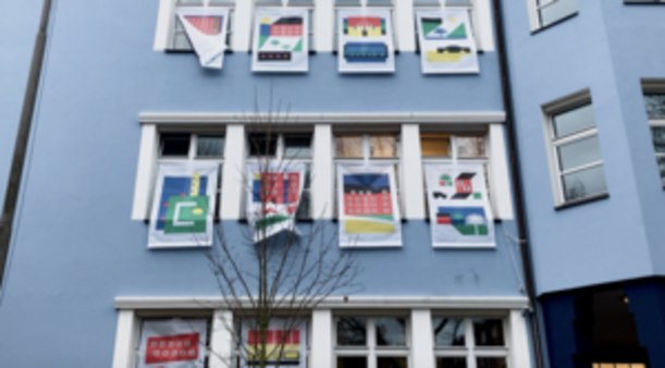 Schulfassade mit bemalten Bildern in den Fenstern
