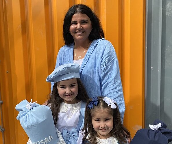 Frau Yakar mit ihren Töchtern Yusra und Meyra bei der Einschulung