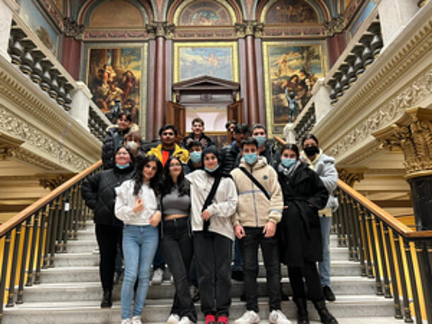 Schülergruppe auf der Prunktreppe der Hamburger Kunsthalle