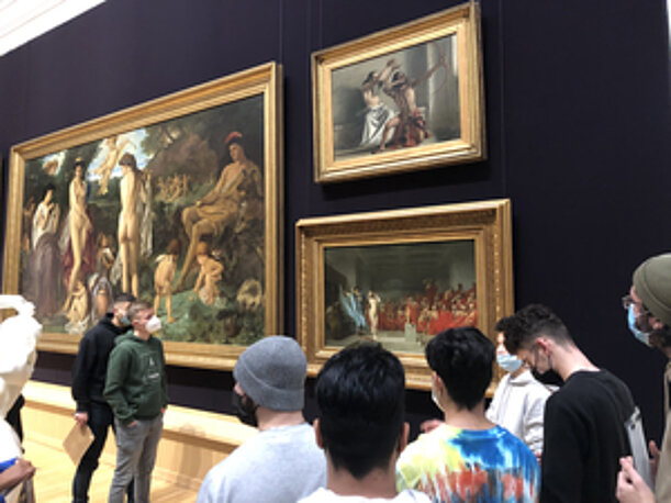Schülerinnen und Schüler vor goldgerahmten Gemälden im Museum