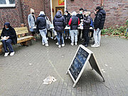 Waffelverkauf auf dem Schulhof mit Kundentisch und Kreidetafel