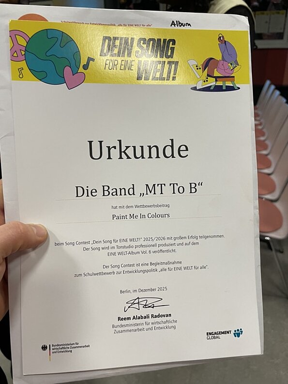 Urkunde „Dein Song für eine Welt“ für die Band MT To B