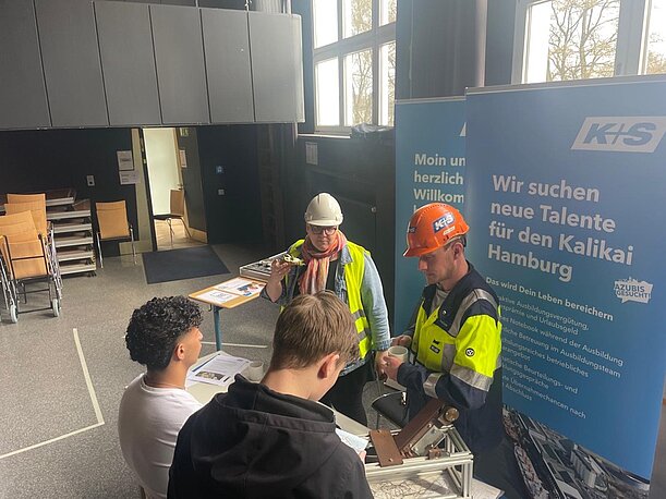 Mitarbeiter von K+S beraten Schüler am Stand der Ausbildungsmesse