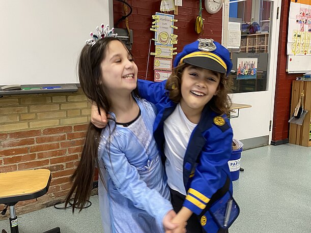 Dilyara und Ayla aus der 1b als Prinzessin und Polizistin beim Fasching