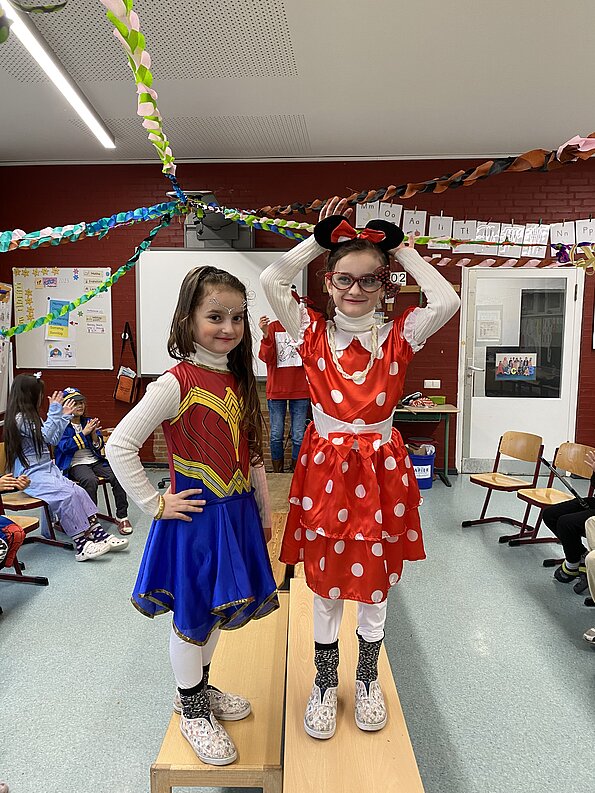 Zwillinge Zenetije und Rajana als Superheldin und Minnie Mouse beim Fasching