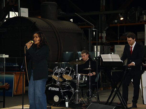 Sängerin und Band des Jahrgangs 12 der OSW im Hafenmuseum